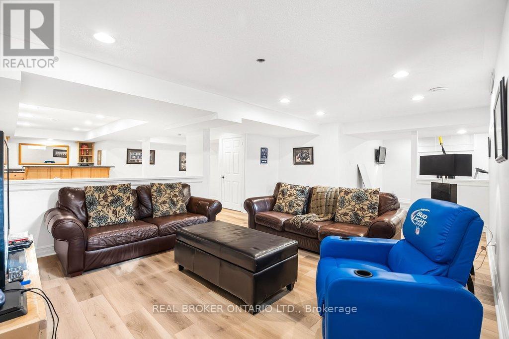 32 Feldspar Crescent, Ottawa, ON - Indoor Photo Showing Living Room