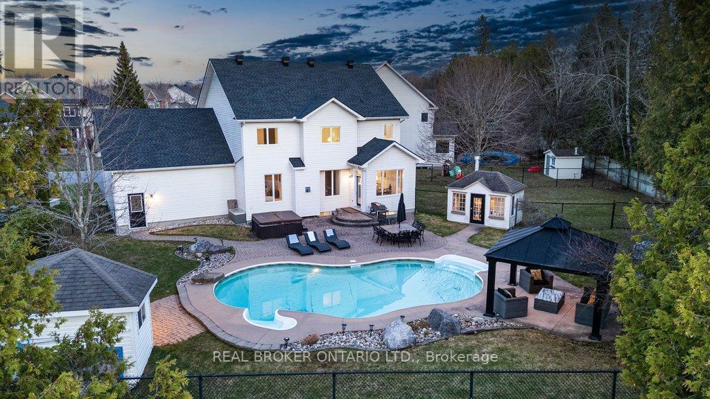 32 Feldspar Crescent, Ottawa, ON - Outdoor With In Ground Pool
