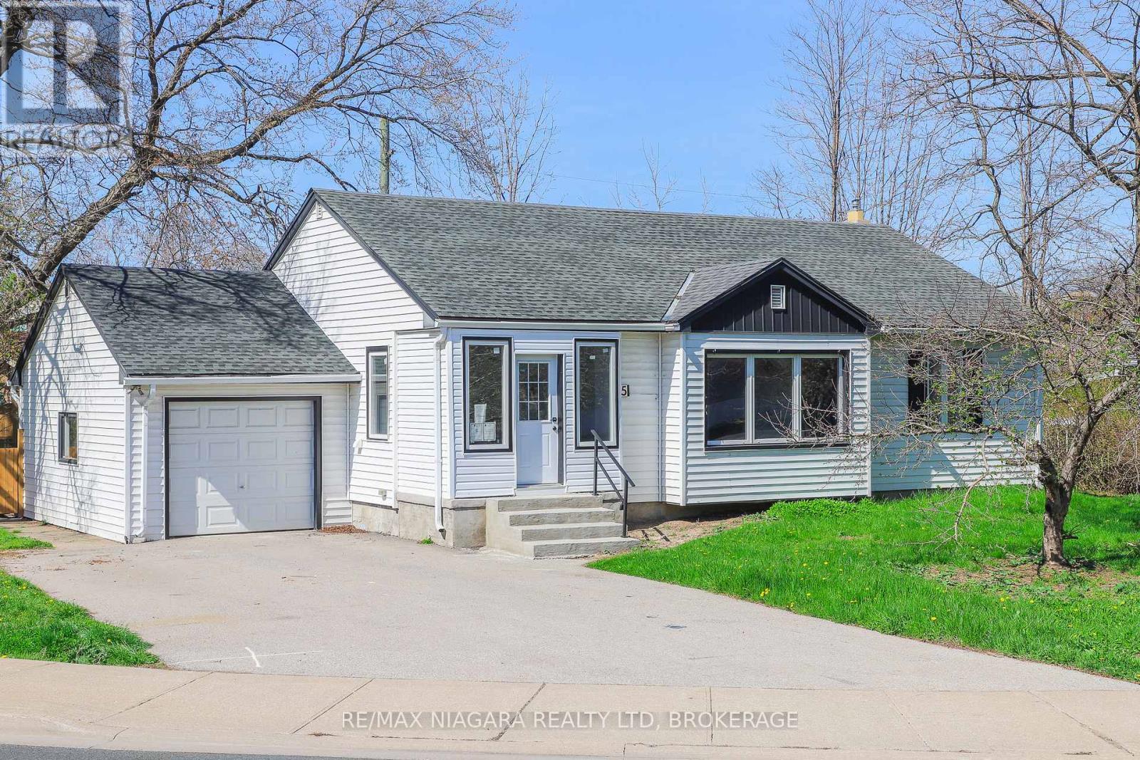 5 Meadowvale Drive, St. Catharines (Lakeport), ON - Outdoor With Facade