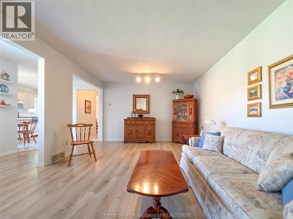 21 Earl Drive, Chatham, ON - Indoor Photo Showing Living Room