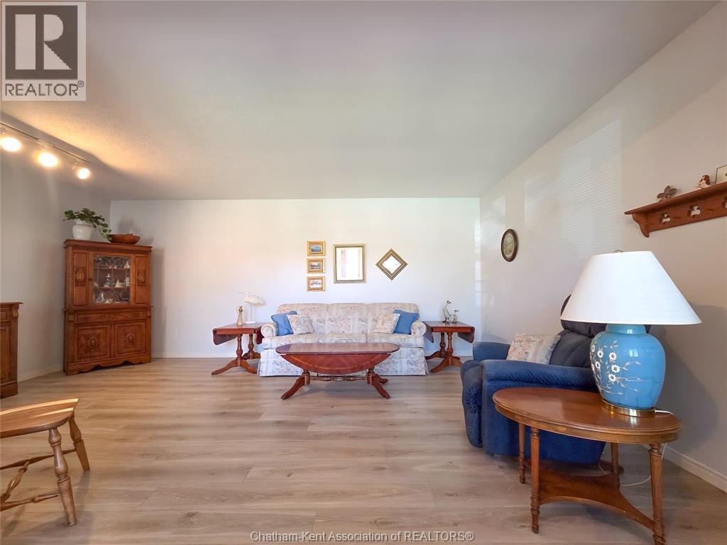 21 Earl Drive, Chatham, ON - Indoor Photo Showing Other Room