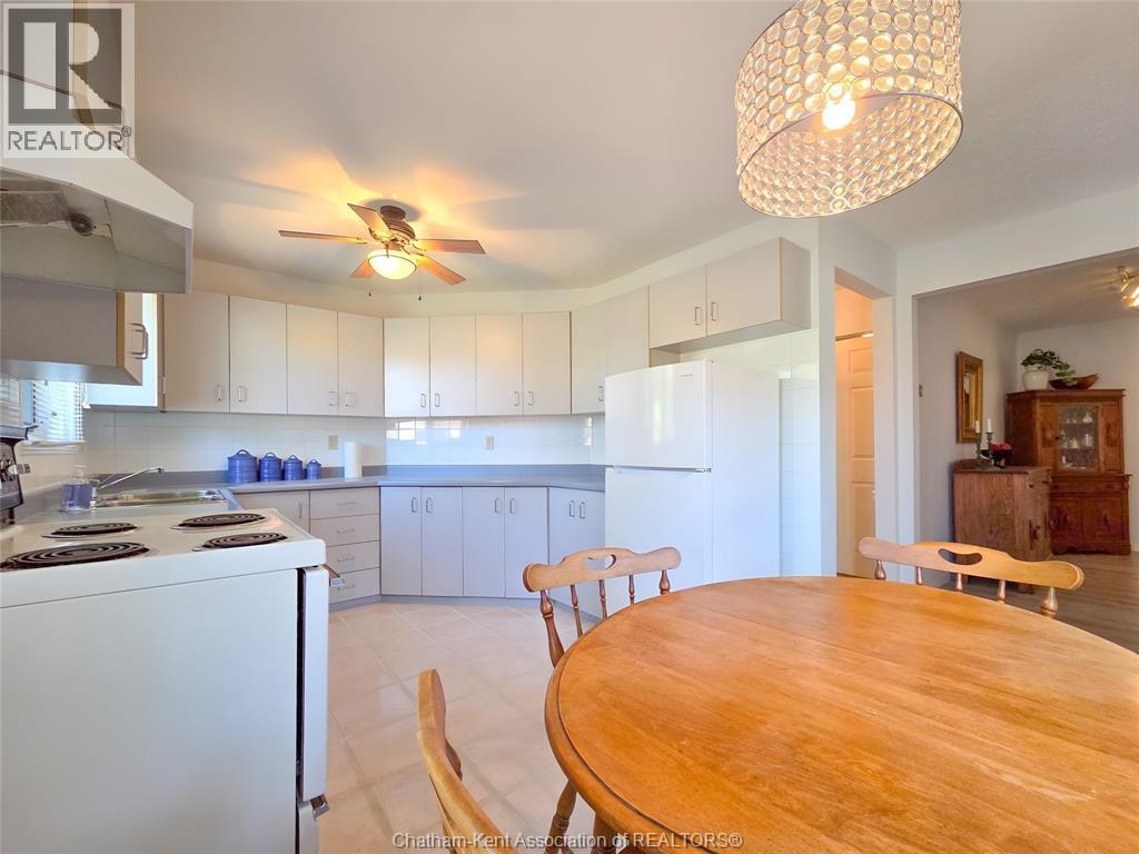 21 Earl Drive, Chatham, ON - Indoor Photo Showing Kitchen