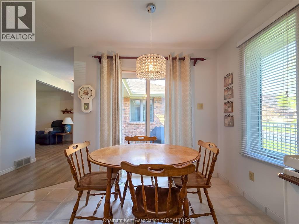 21 Earl Drive, Chatham, ON - Indoor Photo Showing Dining Room