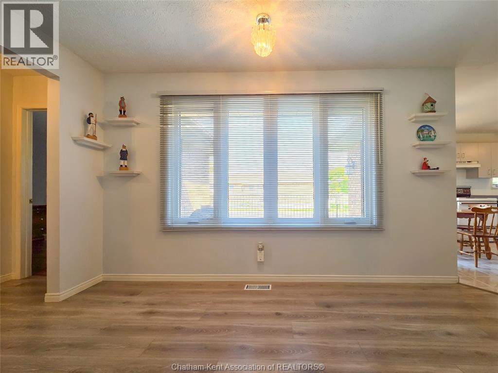 21 Earl Drive, Chatham, ON - Indoor Photo Showing Other Room