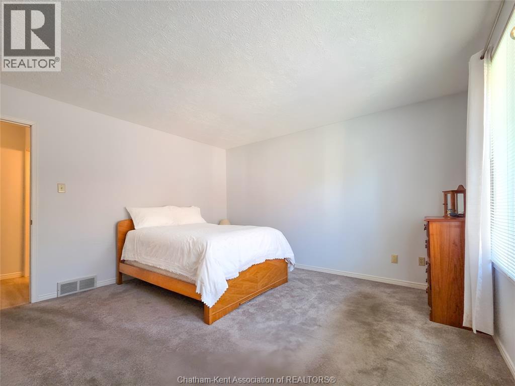 21 Earl Drive, Chatham, ON - Indoor Photo Showing Bedroom