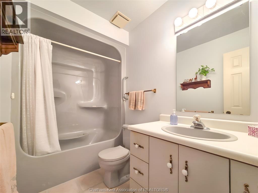 21 Earl Drive, Chatham, ON - Indoor Photo Showing Bathroom