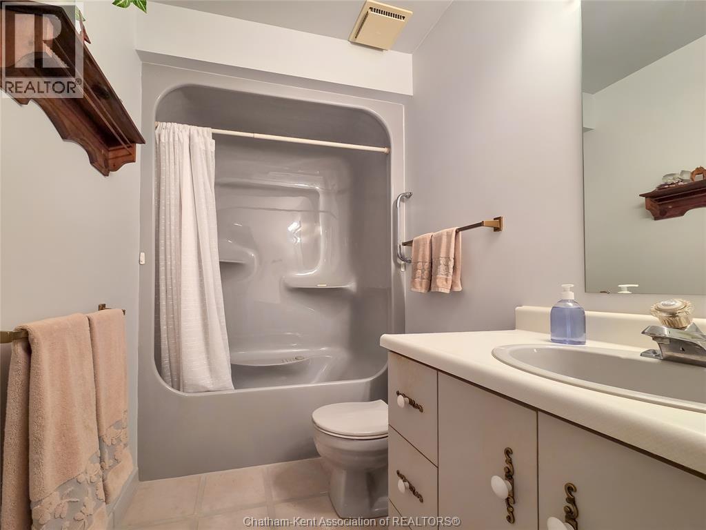 21 Earl Drive, Chatham, ON - Indoor Photo Showing Bathroom