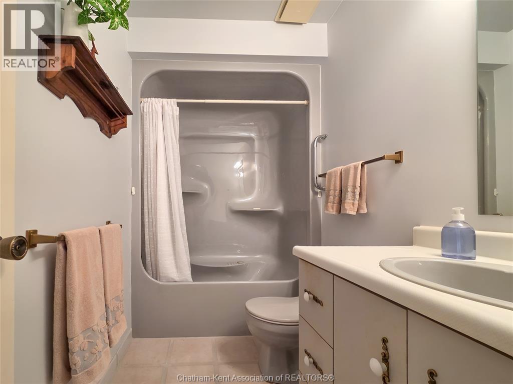 21 Earl Drive, Chatham, ON - Indoor Photo Showing Bathroom