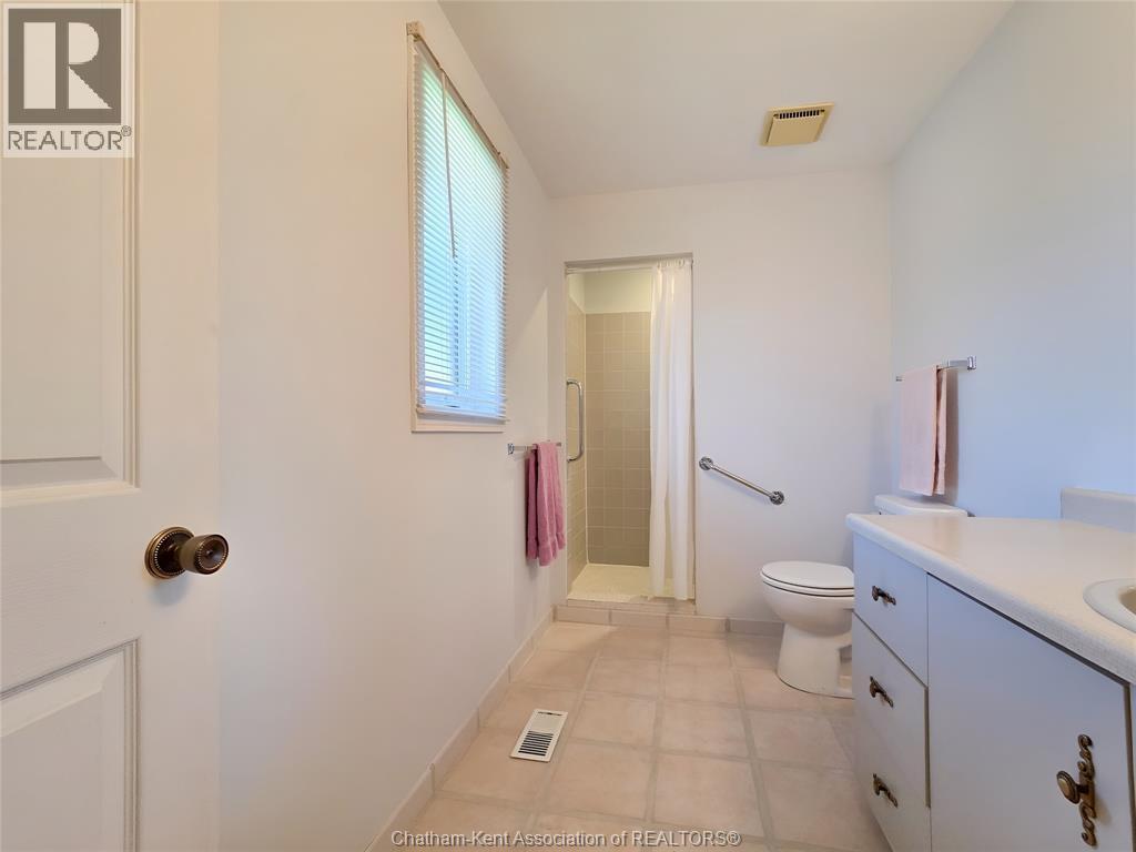 21 Earl Drive, Chatham, ON - Indoor Photo Showing Bathroom