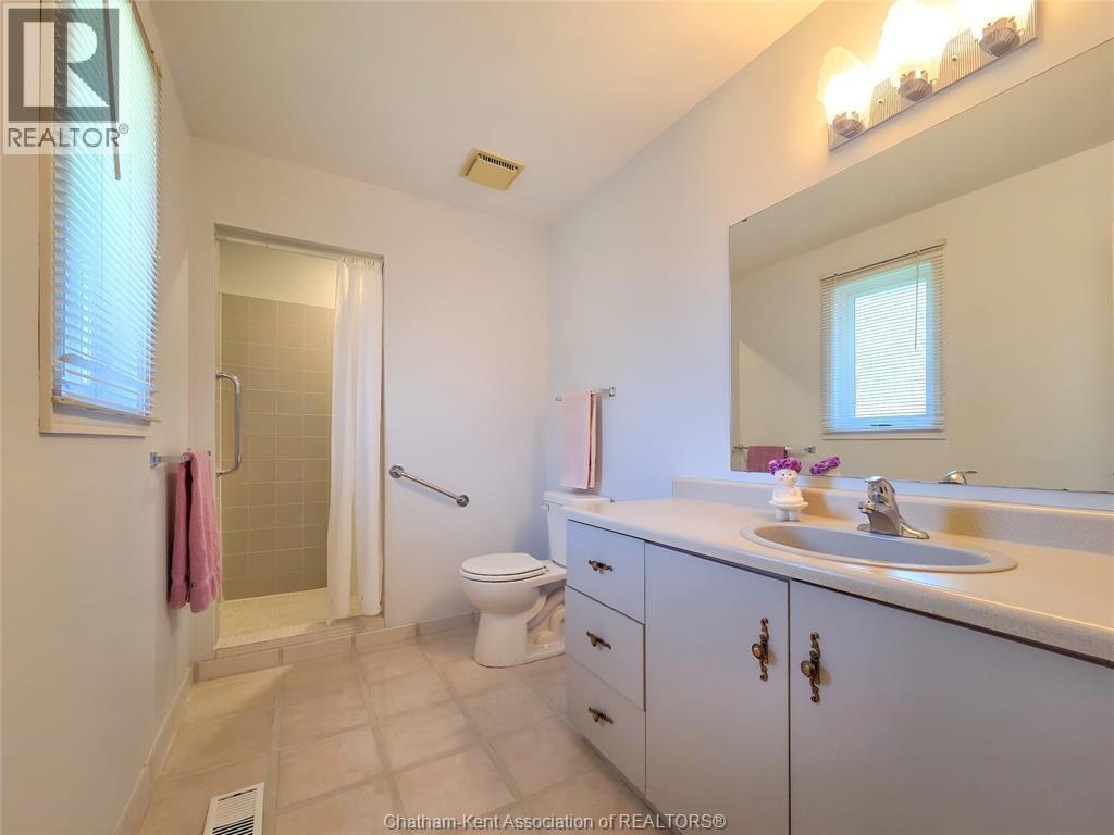 21 Earl Drive, Chatham, ON - Indoor Photo Showing Bathroom
