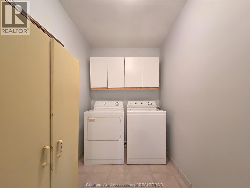 21 Earl Drive, Chatham, ON - Indoor Photo Showing Laundry Room