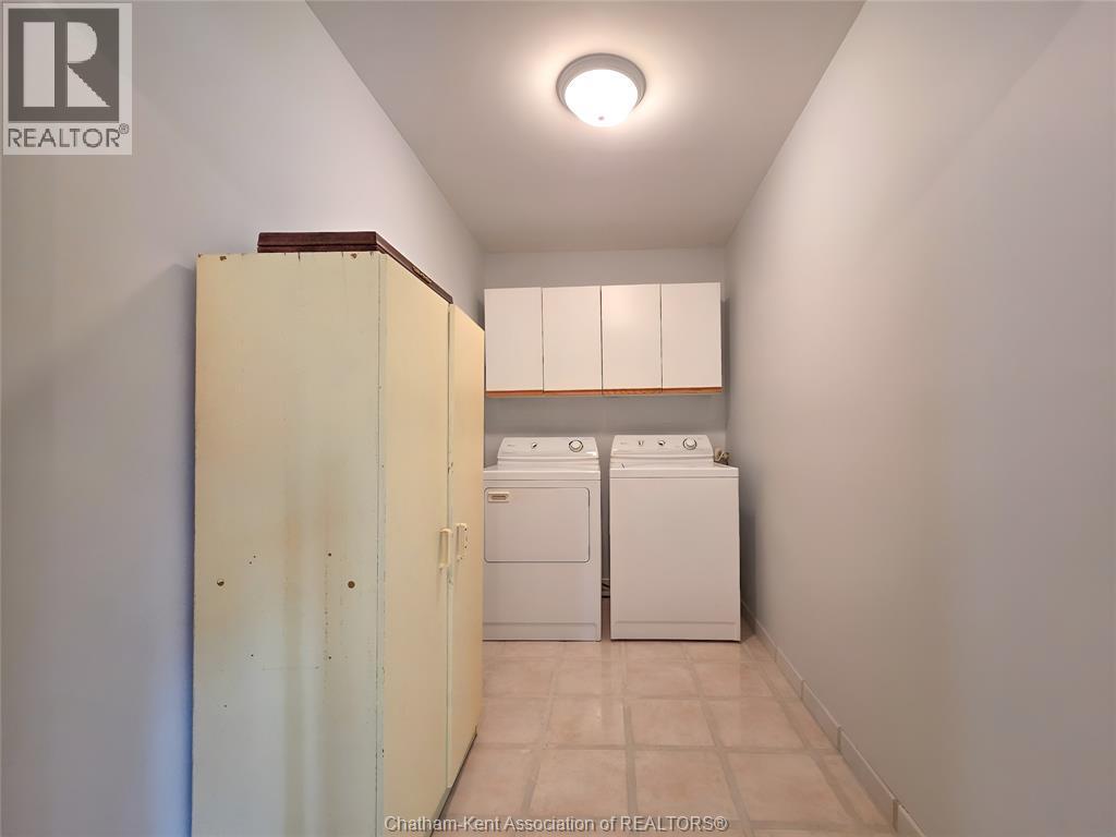 21 Earl Drive, Chatham, ON - Indoor Photo Showing Laundry Room