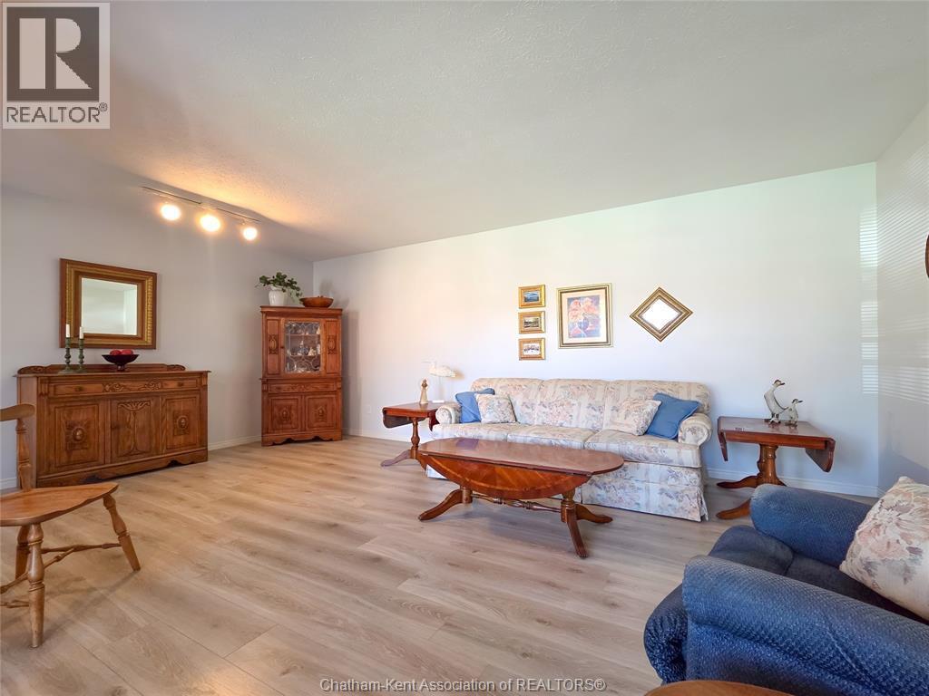 21 Earl Drive, Chatham, ON - Indoor Photo Showing Living Room