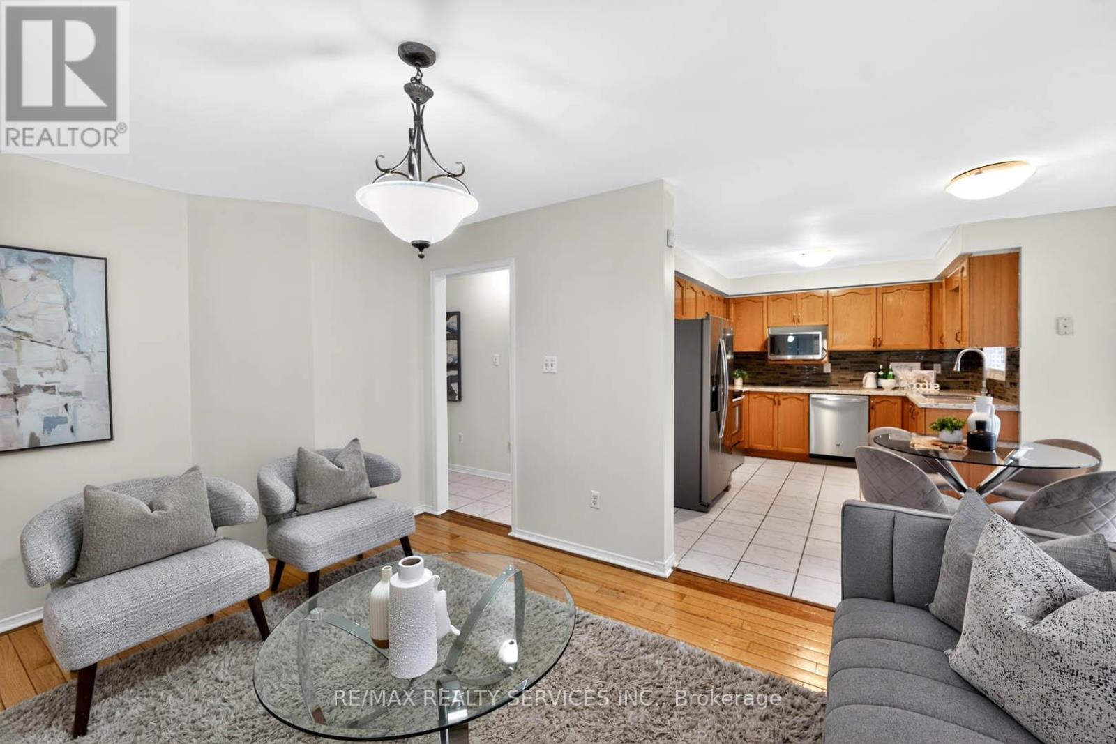 6 Creekwood Drive, Brampton, ON - Indoor Photo Showing Living Room