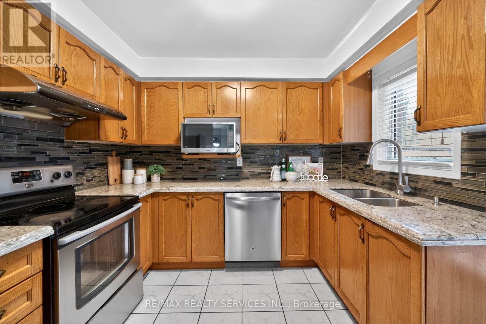 6 Creekwood Drive, Brampton, ON - Indoor Photo Showing Kitchen With Stainless Steel Kitchen With Double Sink