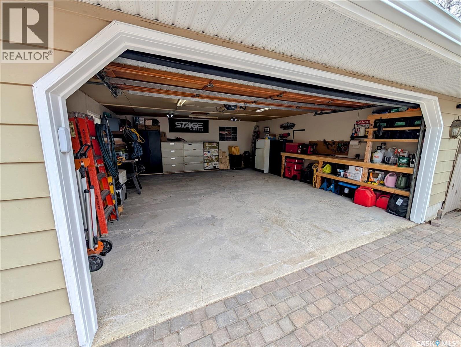 24 Dryburgh Crescent, Regina, SK - Photo Showing Garage