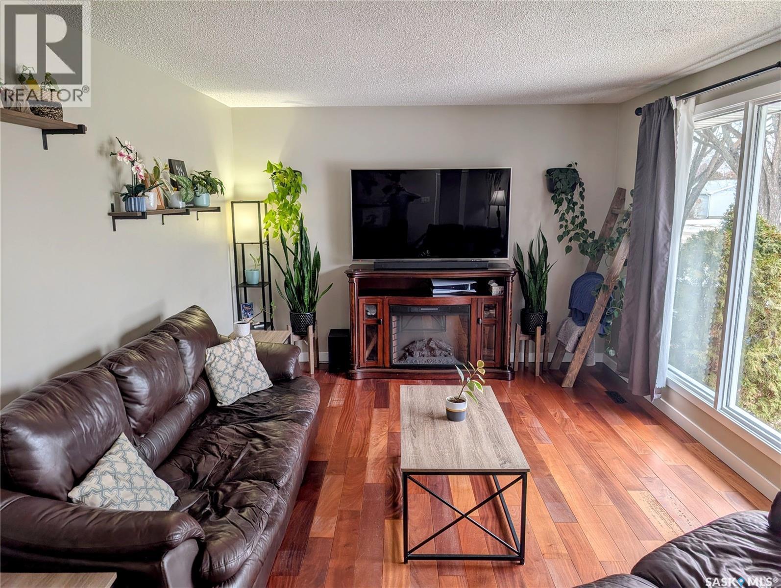 24 Dryburgh Crescent, Regina, SK - Indoor Photo Showing Living Room