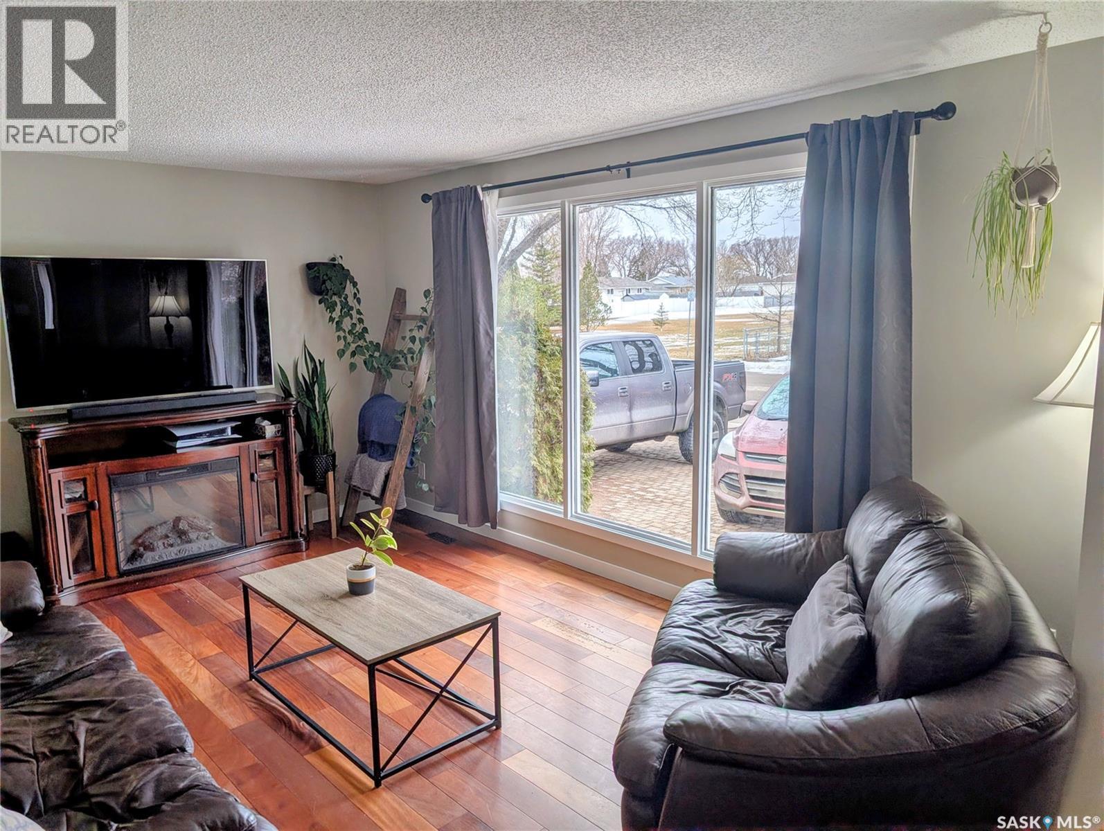 24 Dryburgh Crescent, Regina, SK - Indoor Photo Showing Living Room