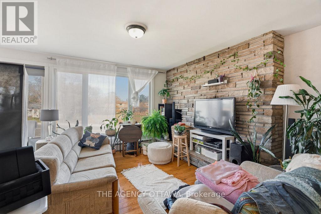 Upstairs residential unit - 1310 Woodward Avenue, Ottawa, ON