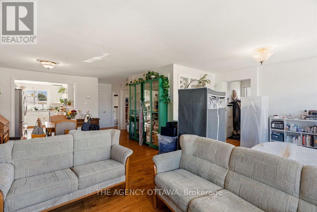 Upstairs residential unit - 1310 Woodward Avenue, Ottawa, ON