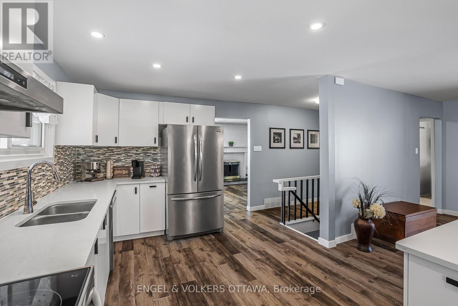 1427 Rosebella Avenue, Ottawa, ON - Indoor Photo Showing Kitchen With Double Sink