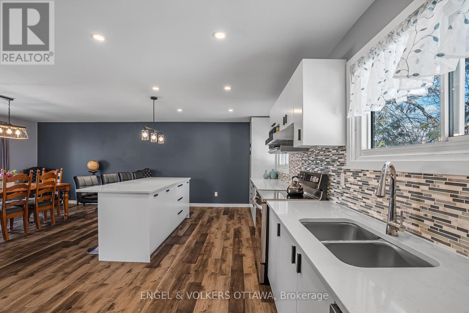 1427 Rosebella Avenue, Ottawa, ON - Indoor Photo Showing Kitchen With Double Sink