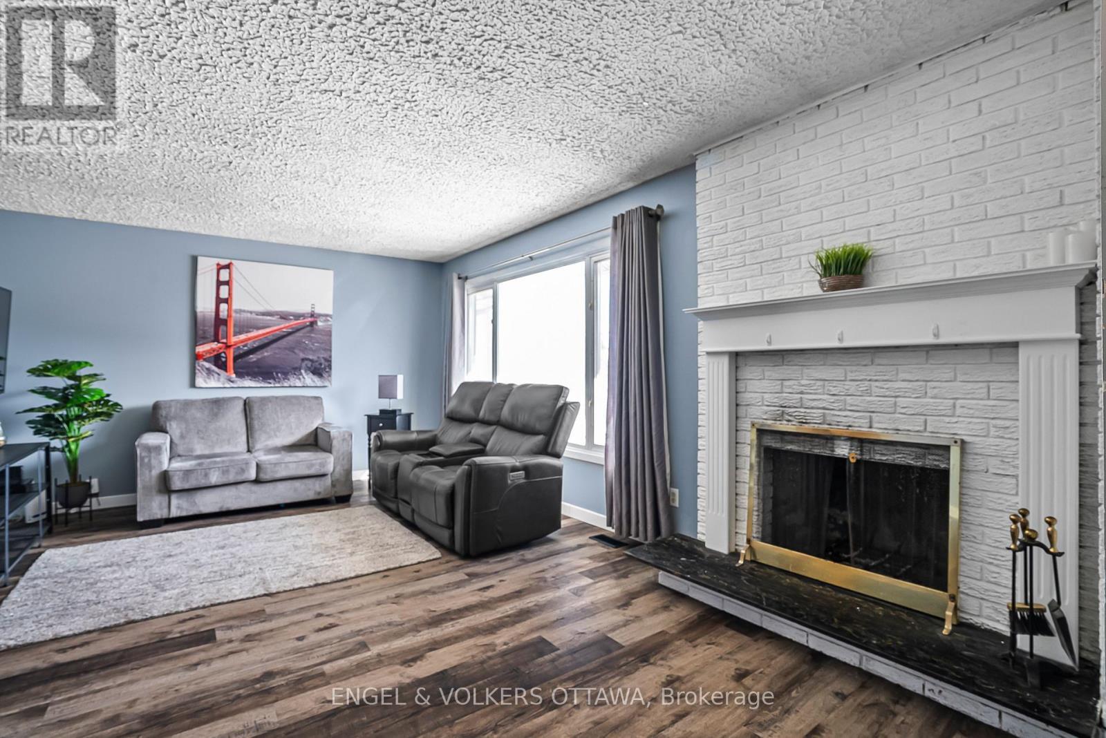 1427 Rosebella Avenue, Ottawa, ON - Indoor Photo Showing Living Room With Fireplace