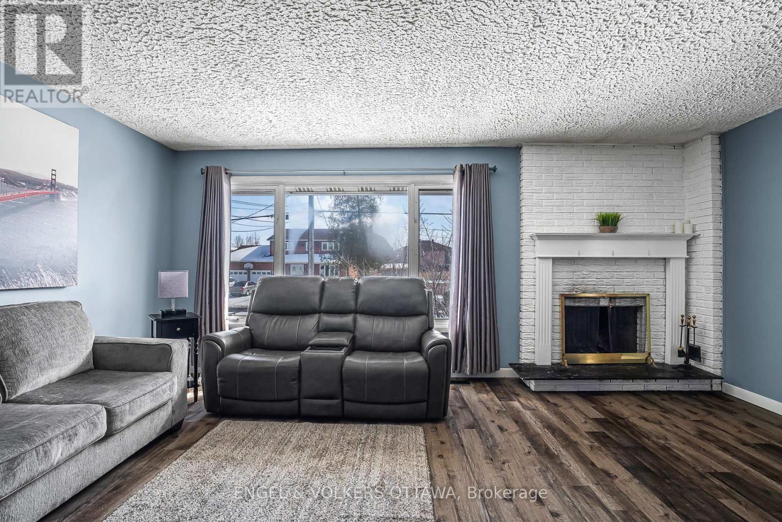 1427 Rosebella Avenue, Ottawa, ON - Indoor Photo Showing Living Room With Fireplace
