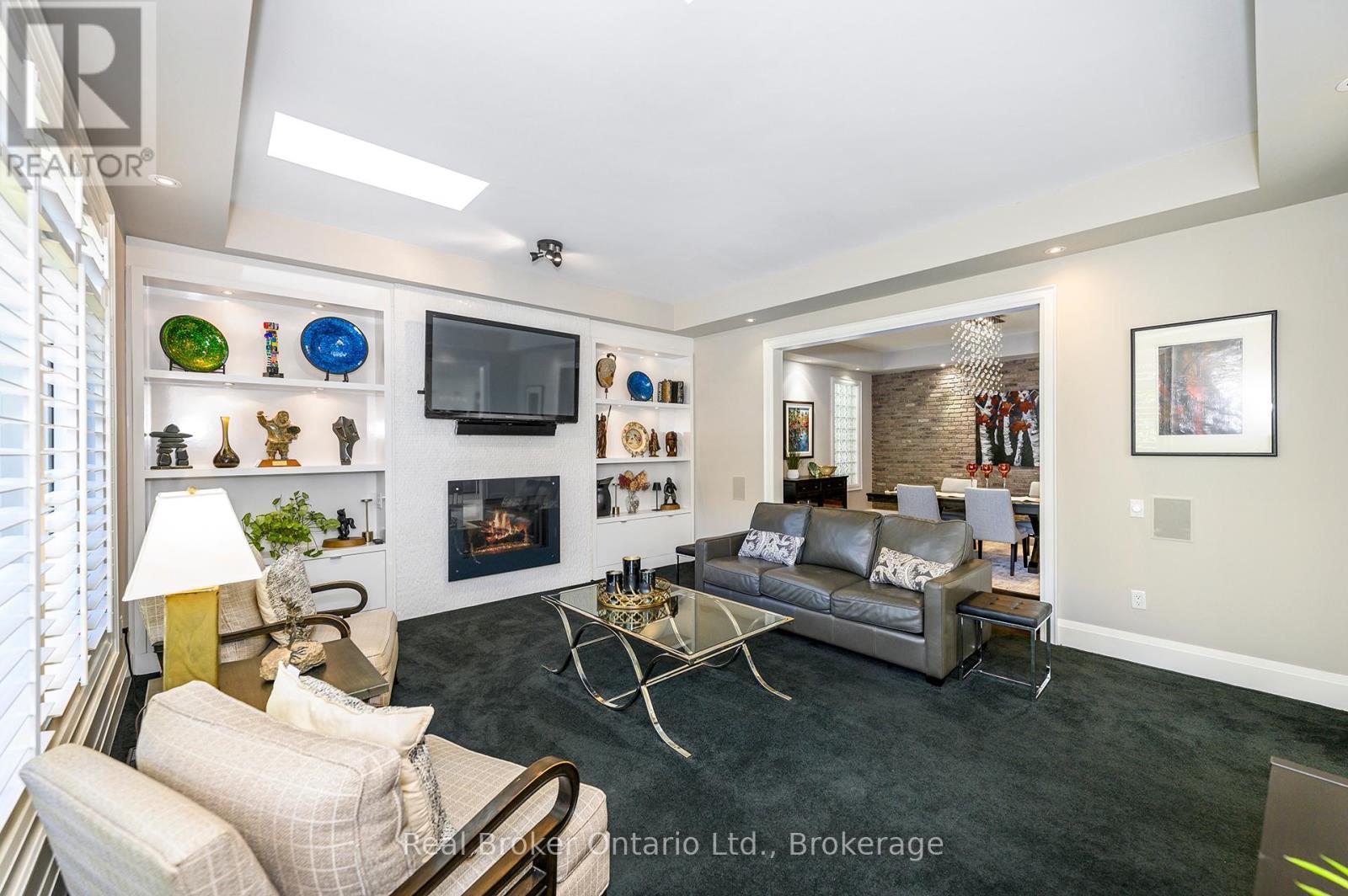 4507 Lakeshore Road, Burlington (Shoreacres), ON - Indoor Photo Showing Living Room With Fireplace