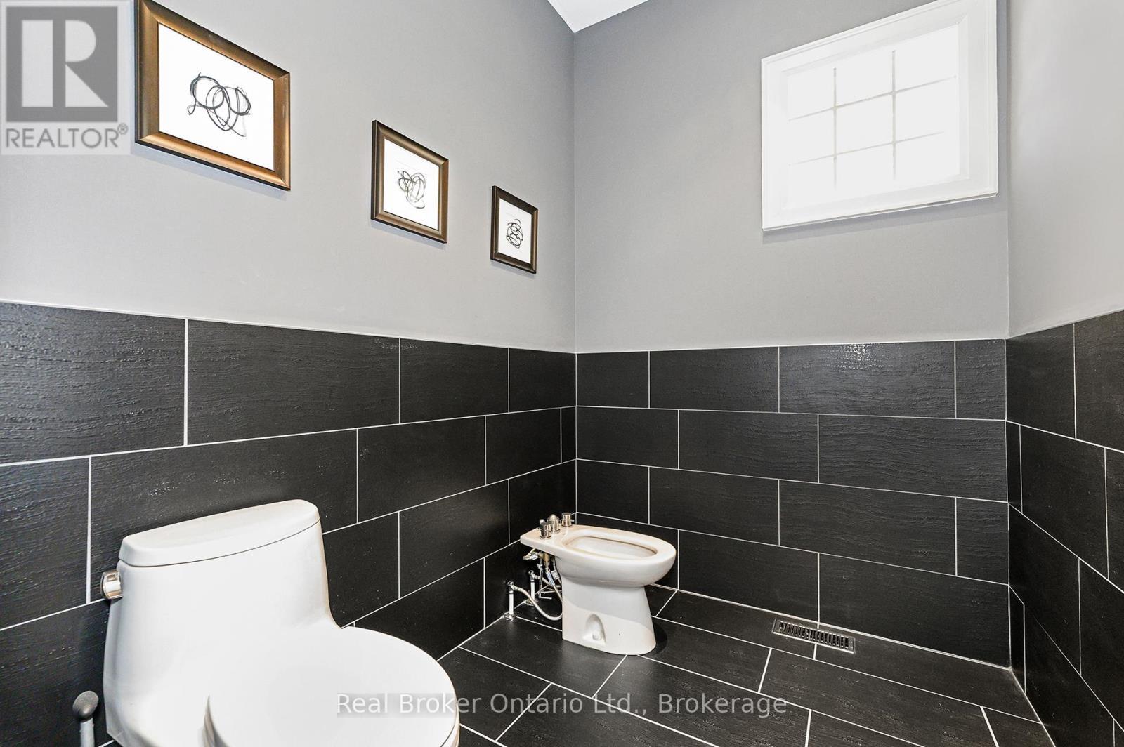 4507 Lakeshore Road, Burlington (Shoreacres), ON - Indoor Photo Showing Bathroom