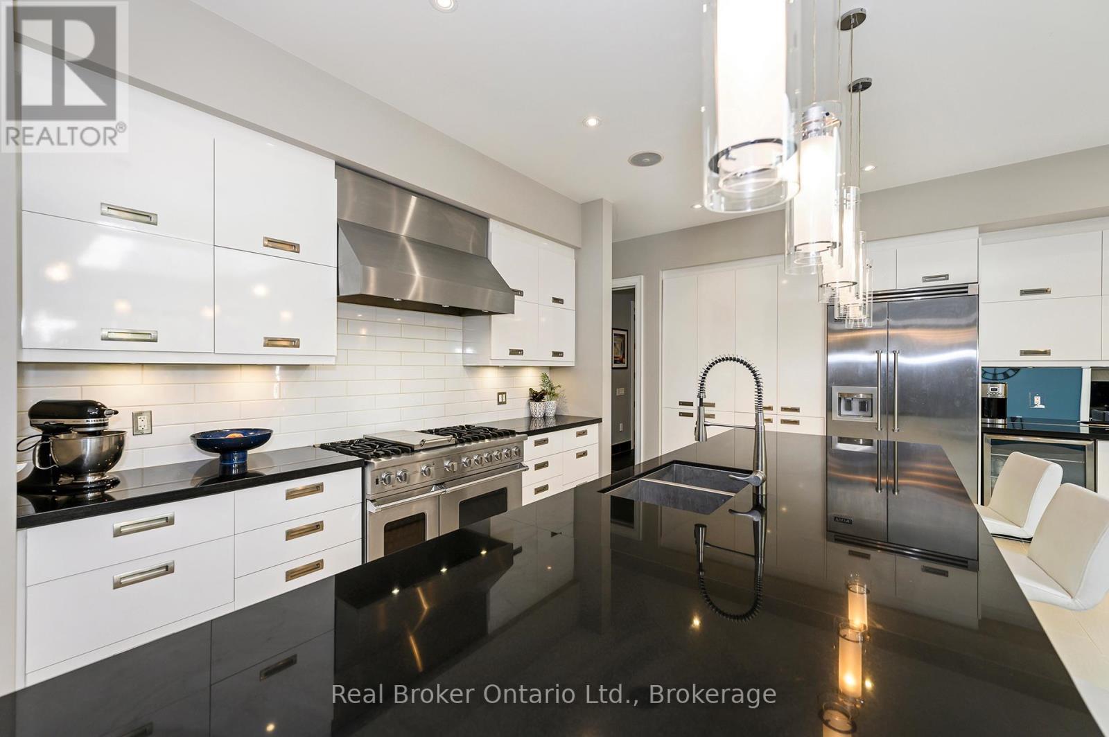 4507 Lakeshore Road, Burlington (Shoreacres), ON - Indoor Photo Showing Kitchen With Upgraded Kitchen