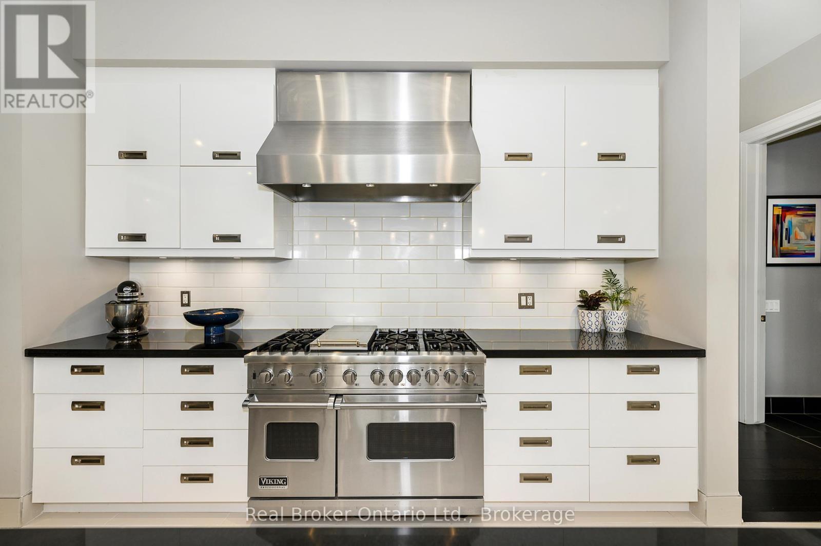 4507 Lakeshore Road, Burlington (Shoreacres), ON - Indoor Photo Showing Kitchen With Upgraded Kitchen