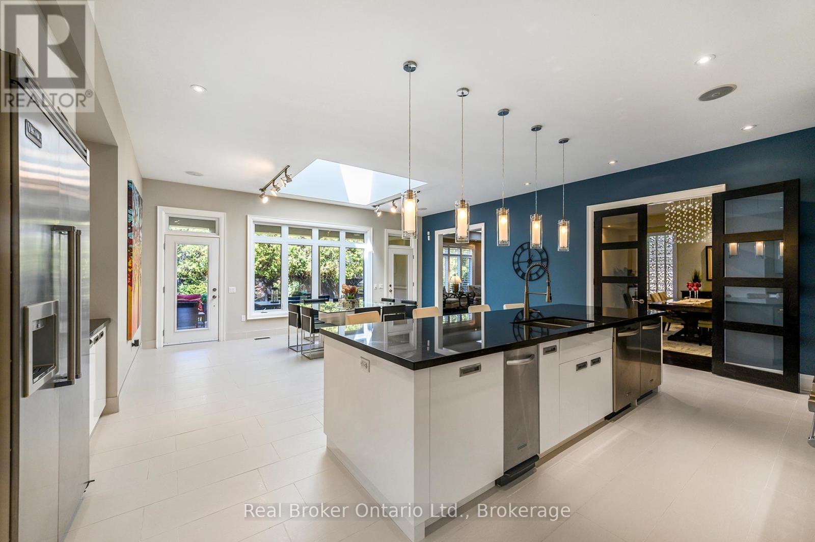 4507 Lakeshore Road, Burlington (Shoreacres), ON - Indoor Photo Showing Kitchen With Upgraded Kitchen
