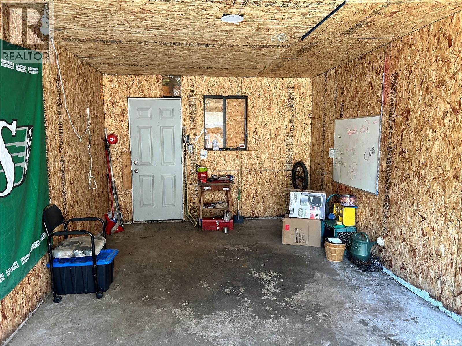 416 J Avenue N, Saskatoon, SK - Indoor Photo Showing Garage