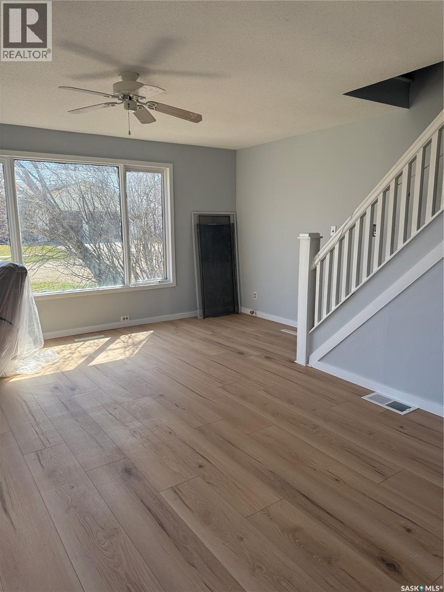 414 3Rd Avenue, Dodsland, SK - Indoor