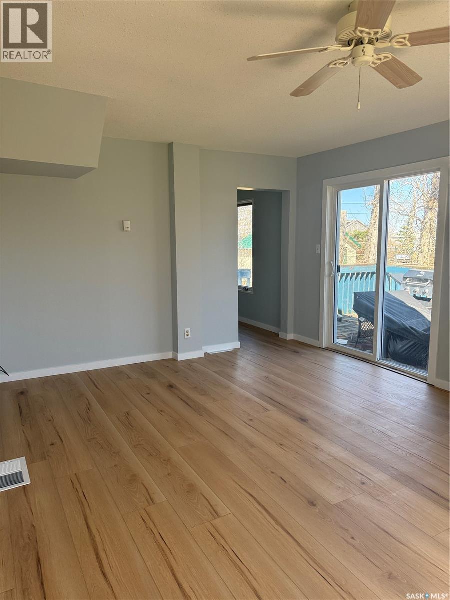 414 3Rd Avenue, Dodsland, SK - Indoor