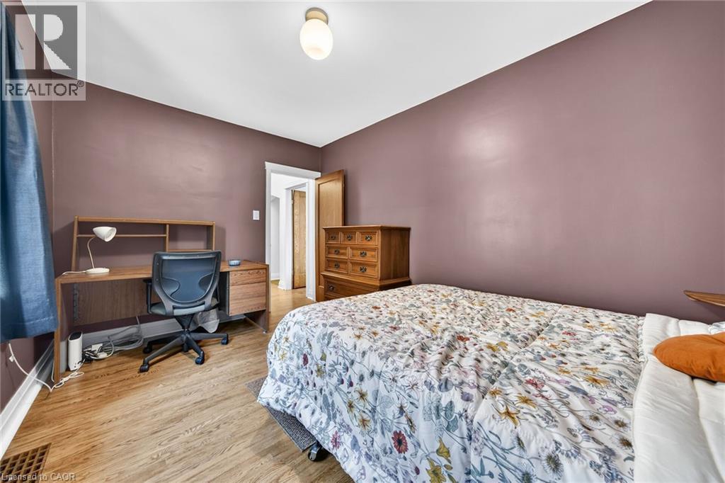 188 Wexford Avenue S, Hamilton, ON - Indoor Photo Showing Bedroom