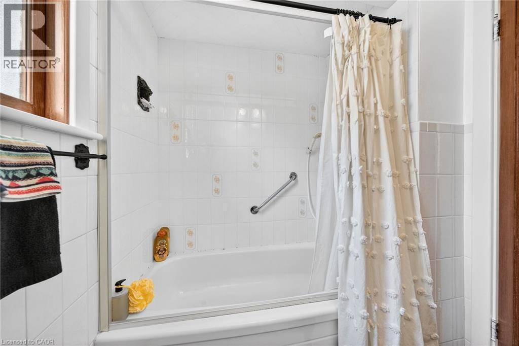 188 Wexford Avenue S, Hamilton, ON - Indoor Photo Showing Bathroom