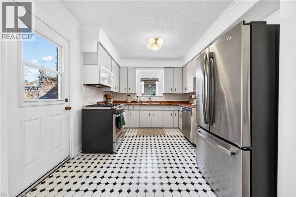 188 Wexford Avenue S, Hamilton, ON - Indoor Photo Showing Kitchen