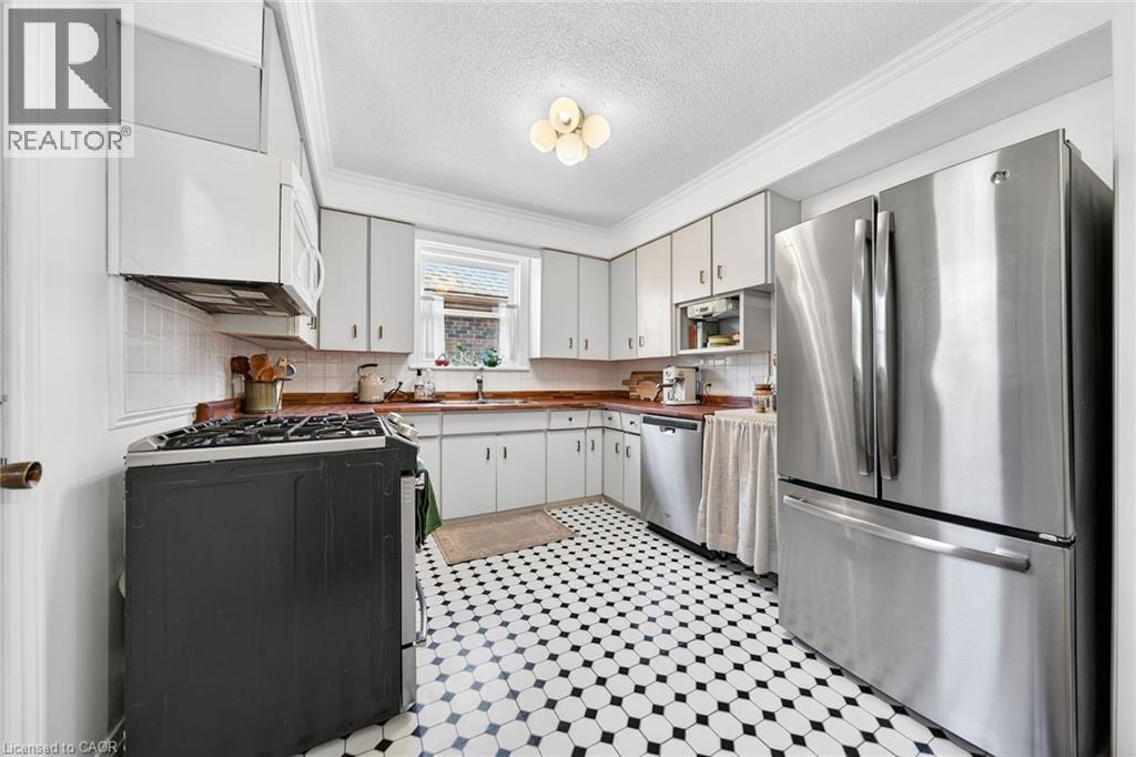 188 Wexford Avenue S, Hamilton, ON - Indoor Photo Showing Kitchen