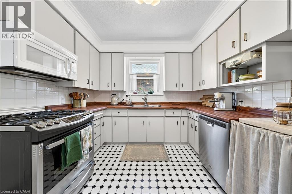 188 Wexford Avenue S, Hamilton, ON - Indoor Photo Showing Kitchen With Double Sink