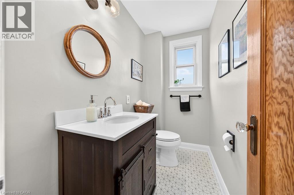 188 Wexford Avenue S, Hamilton, ON - Indoor Photo Showing Bathroom