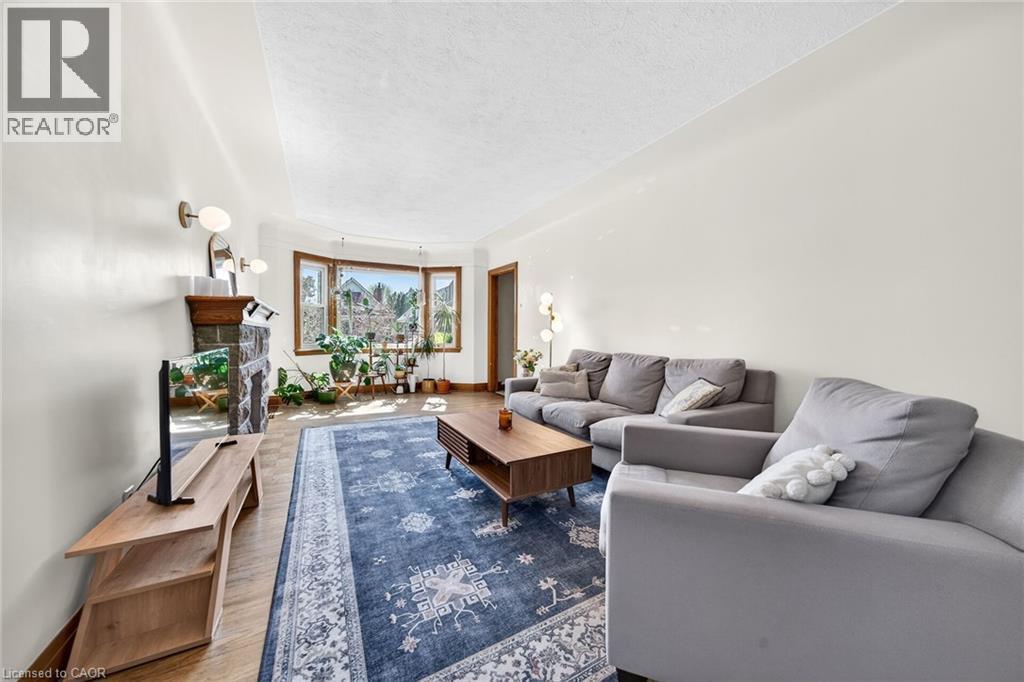 188 Wexford Avenue S, Hamilton, ON - Indoor Photo Showing Living Room