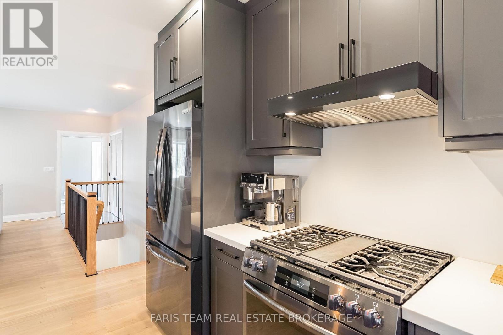 6 Fairlawn Grove, Tiny, ON - Indoor Photo Showing Kitchen With Upgraded Kitchen