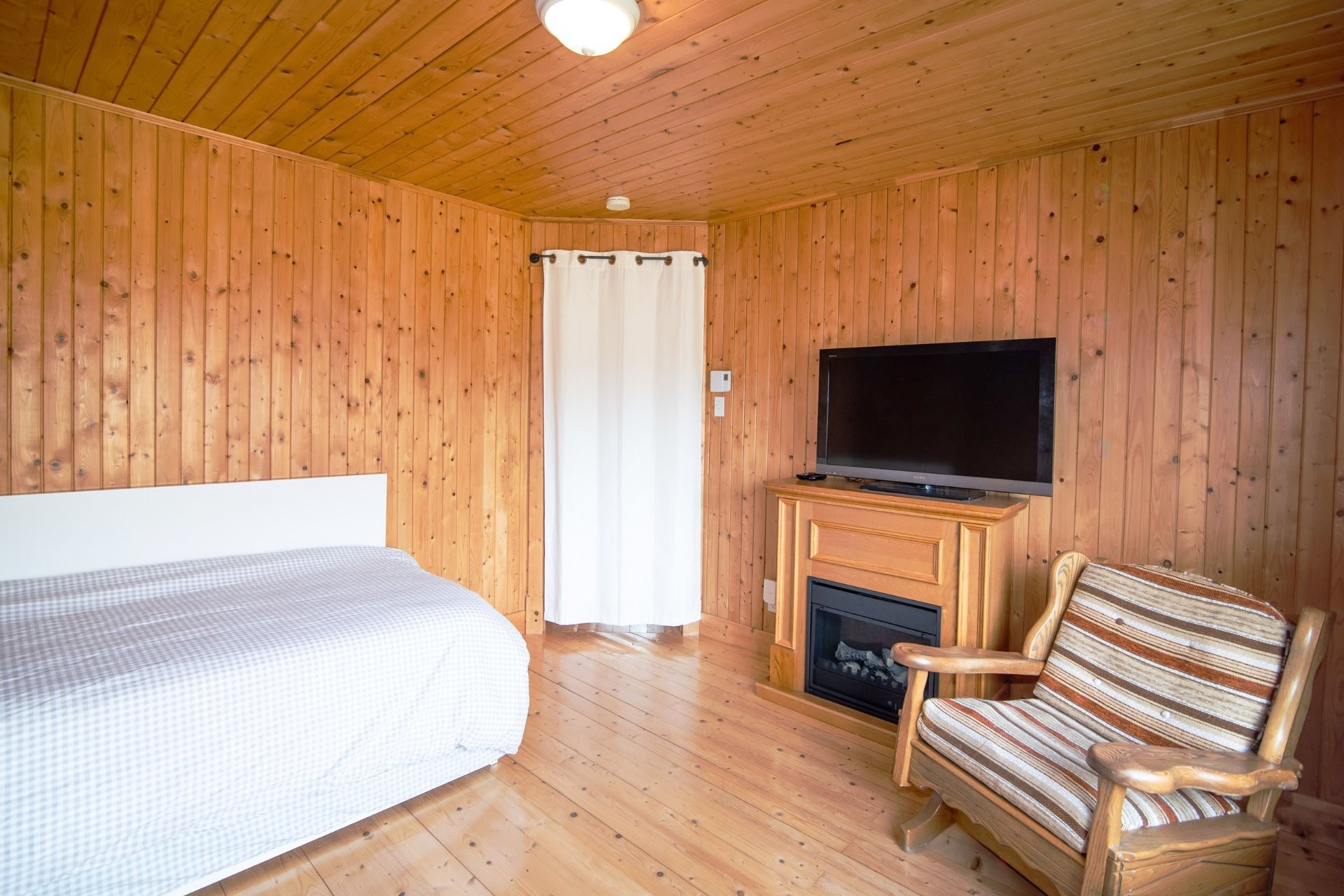 Chambre à coucher - 42 Route 287, Mont-Carmel, QC - Indoor Photo Showing Bedroom With Fireplace