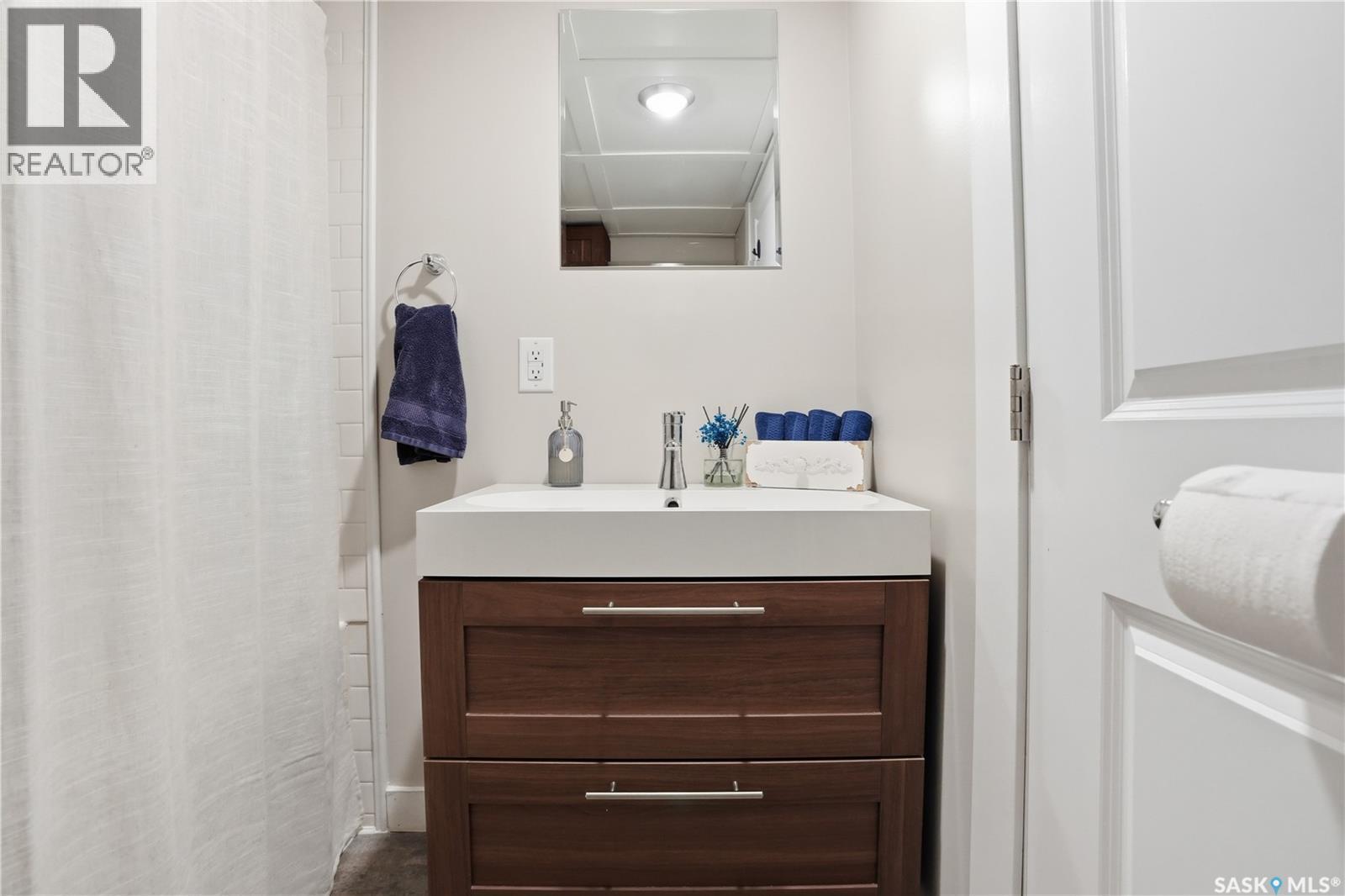 2155 Queen Street, Regina, SK - Indoor Photo Showing Bathroom