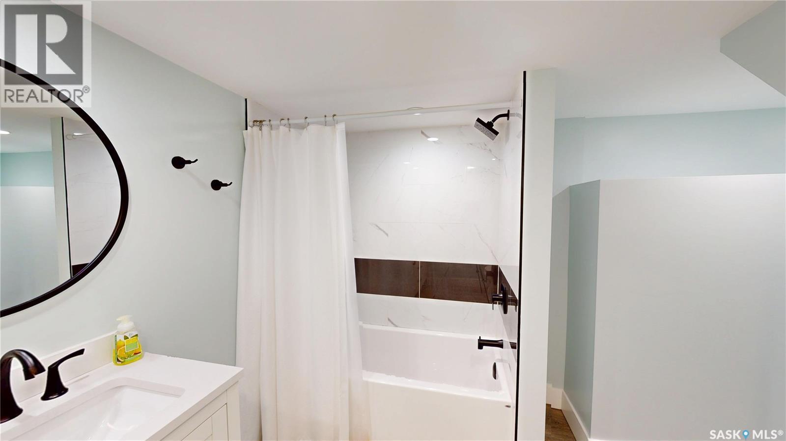 1232 2Nd Avenue N, Saskatoon, SK - Indoor Photo Showing Bathroom