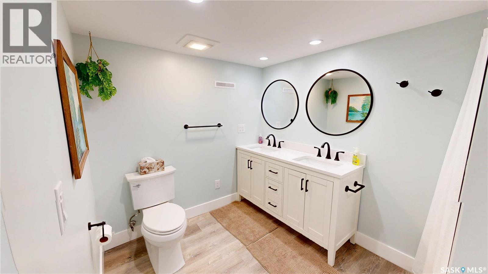 1232 2Nd Avenue N, Saskatoon, SK - Indoor Photo Showing Bathroom