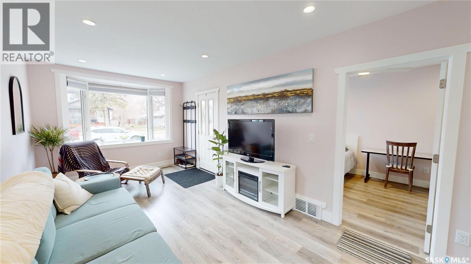 1232 2Nd Avenue N, Saskatoon, SK - Indoor Photo Showing Living Room
