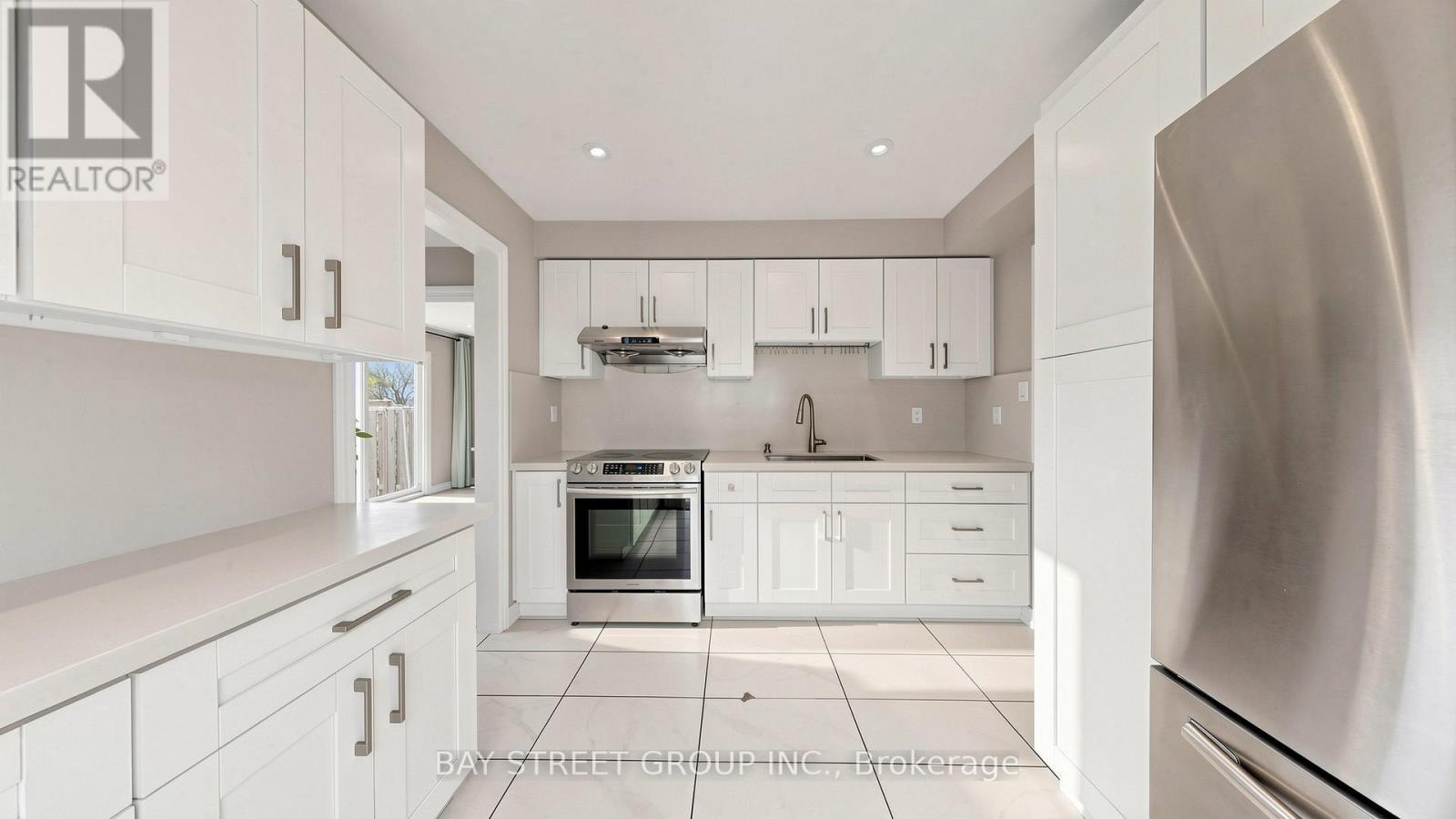 57 Longmeadow Crescent, Markham, ON - Indoor Photo Showing Kitchen With Upgraded Kitchen